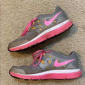 Nike dual fusion sneakers